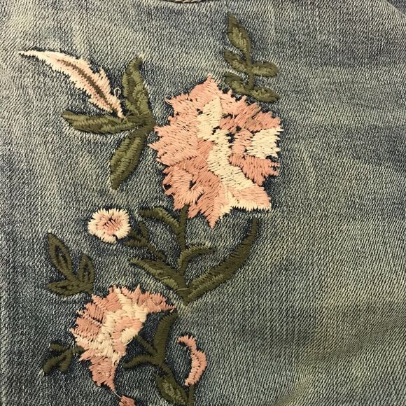 St. John's Bay Blue Denim Capri Women's 8P Floral Crewel Embroidered Y2K Jeans - Picture 5 of 12